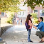 Papá recogiendo a su hija en el colegio - seguridad escolar