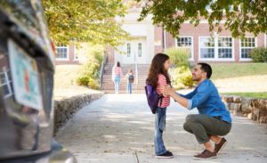 Papá recogiendo a su hija en el colegio - seguridad escolar
