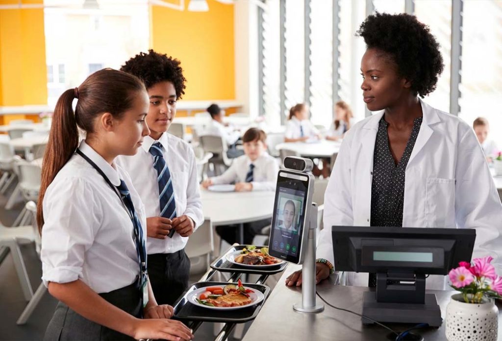 Estudiantes usando OTWallet de OnTrackSchool en la cafetería del colegio